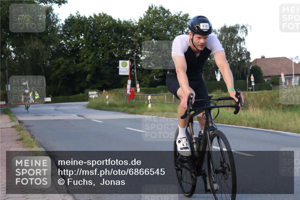 25.08.2024 - Elbe Triathlon Hamburg Fuchs,  Jonas http://msf.ph/oto/6866545 25.08.2024 09:26:15 Radfahren 252, 390, 52, 285, 318, 54 meine-sportfotos.de
