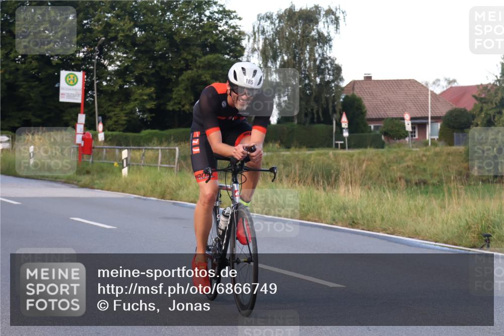 25.08.2024 - Elbe Triathlon Hamburg Fuchs,  Jonas http://msf.ph/oto/6866749 25.08.2024 09:26:49 Radfahren 185, 409, 282 meine-sportfotos.de