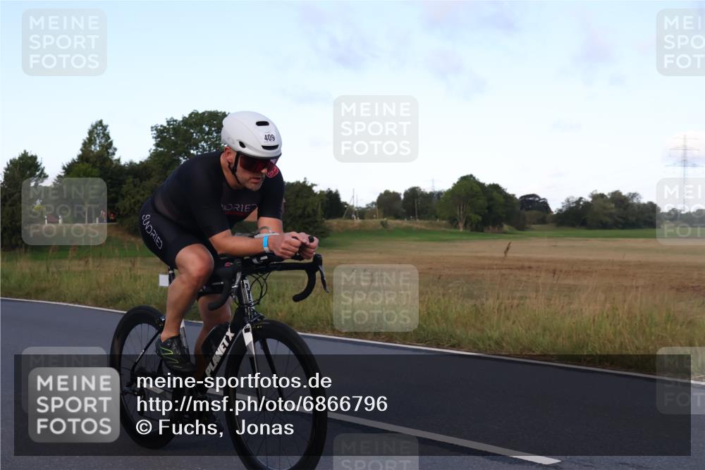 25.08.2024 - Elbe Triathlon Hamburg Fuchs,  Jonas http://msf.ph/oto/6866796 25.08.2024 09:26:54 Radfahren 185, 409, 282 meine-sportfotos.de