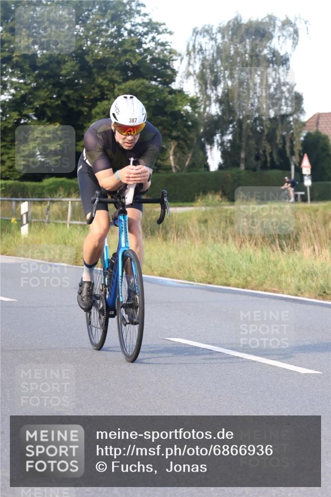 25.08.2024 - Elbe Triathlon Hamburg Fuchs,  Jonas http://msf.ph/oto/6866936 25.08.2024 09:27:25 Radfahren 434, 387, 403 meine-sportfotos.de