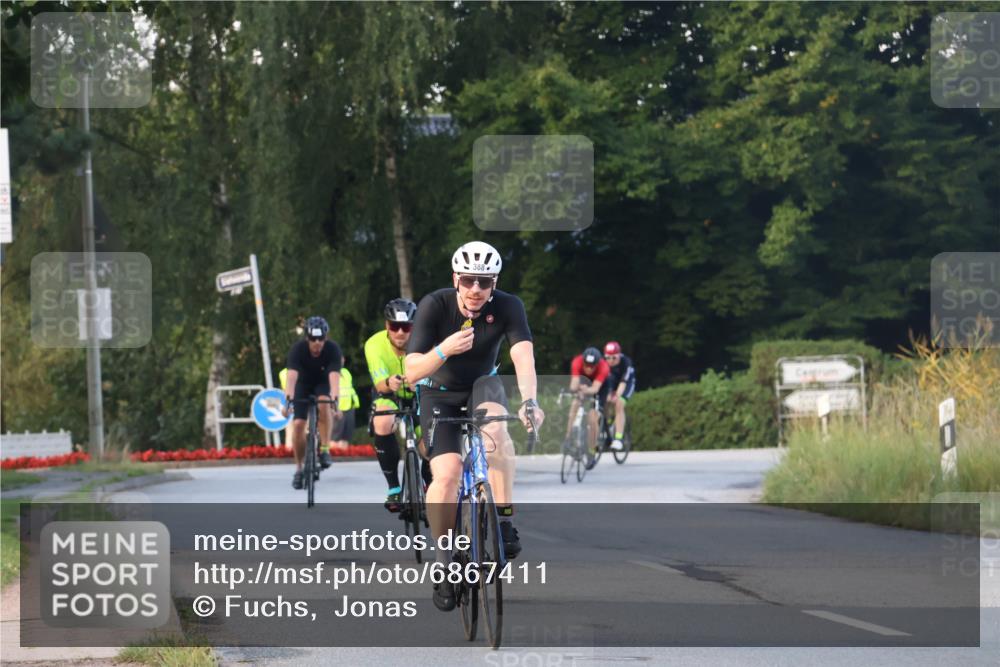 25.08.2024 - Elbe Triathlon Hamburg Fuchs,  Jonas http://msf.ph/oto/6867411 25.08.2024 09:28:39 Radfahren 431, 368, 421, 333, 341, 130, 388, 251, 384, 90 meine-sportfotos.de
