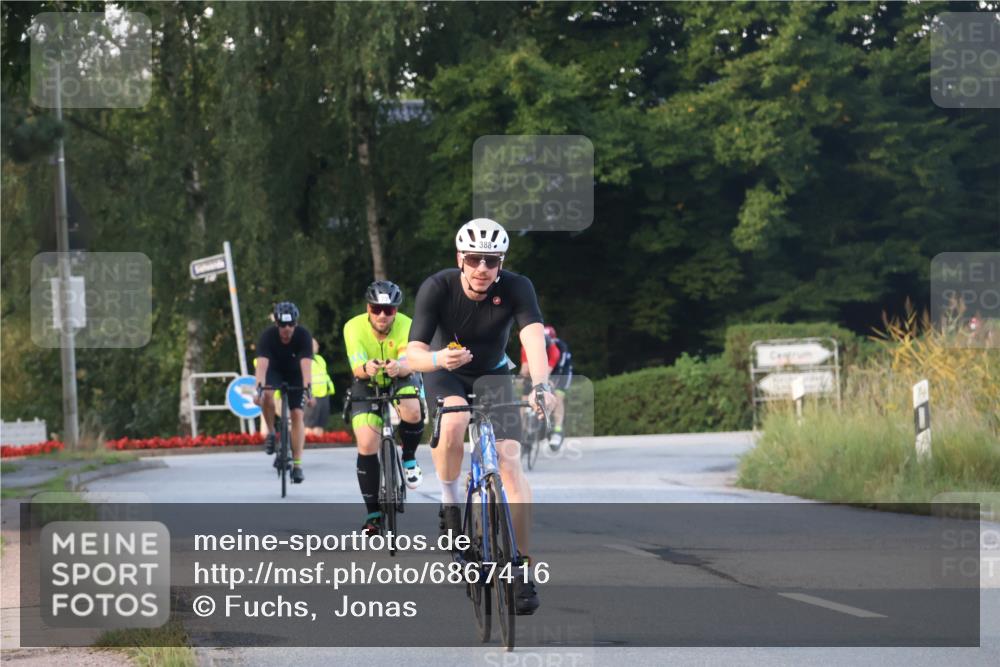 25.08.2024 - Elbe Triathlon Hamburg Fuchs,  Jonas http://msf.ph/oto/6867416 25.08.2024 09:28:40 Radfahren 421, 333, 341, 130, 388, 251, 384, 90 meine-sportfotos.de