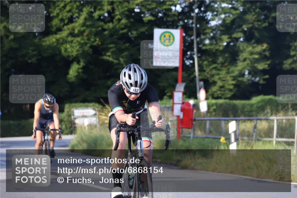 25.08.2024 - Elbe Triathlon Hamburg Fuchs,  Jonas http://msf.ph/oto/6868154 25.08.2024 09:30:14 Radfahren 114, 182, 214, 137 meine-sportfotos.de
