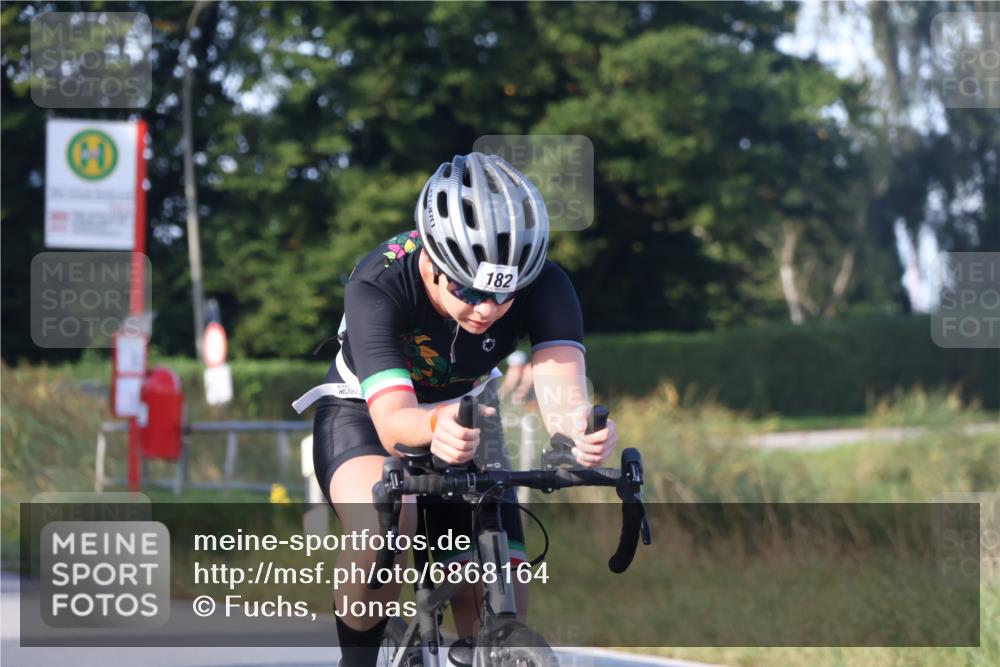 25.08.2024 - Elbe Triathlon Hamburg Fuchs,  Jonas http://msf.ph/oto/6868164 25.08.2024 09:30:15 Radfahren 114, 182, 214, 137 meine-sportfotos.de
