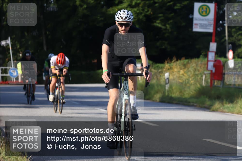 25.08.2024 - Elbe Triathlon Hamburg Fuchs,  Jonas http://msf.ph/oto/6868386 25.08.2024 09:30:38 Radfahren 330, 88, 250, 70, 44, 304 meine-sportfotos.de