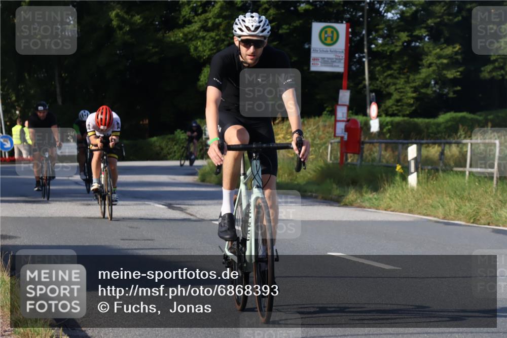 25.08.2024 - Elbe Triathlon Hamburg Fuchs,  Jonas http://msf.ph/oto/6868393 25.08.2024 09:30:39 Radfahren 88, 250, 70, 44, 304, 362 meine-sportfotos.de