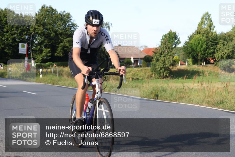 25.08.2024 - Elbe Triathlon Hamburg Fuchs,  Jonas http://msf.ph/oto/6868597 25.08.2024 09:31:04 Radfahren 400, 254, 271, 67, 113, 136, 187, 257, 302 meine-sportfotos.de