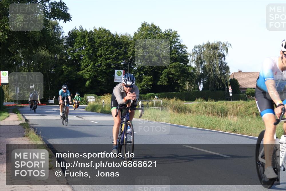25.08.2024 - Elbe Triathlon Hamburg Fuchs,  Jonas http://msf.ph/oto/6868621 25.08.2024 09:31:07 Radfahren 400, 254, 271, 67, 113, 136, 187, 257, 302 meine-sportfotos.de