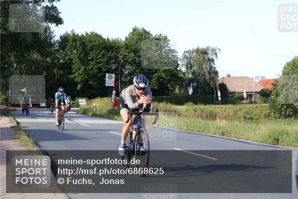 25.08.2024 - Elbe Triathlon Hamburg Fuchs,  Jonas http://msf.ph/oto/6868625 25.08.2024 09:31:07 Radfahren 400, 254, 271, 67, 113, 136, 187, 257, 302 meine-sportfotos.de