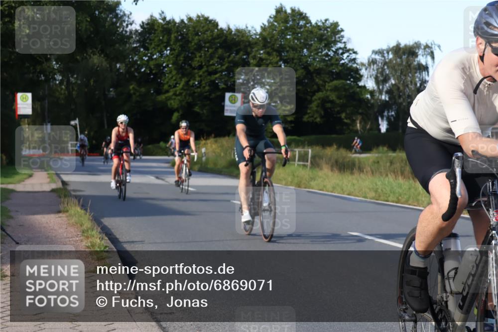 25.08.2024 - Elbe Triathlon Hamburg Fuchs,  Jonas http://msf.ph/oto/6869071 25.08.2024 09:31:46 Radfahren 176, 200, 373, 397, 219, 350, 124, 147, 133, 469 meine-sportfotos.de