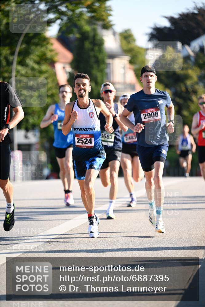 01.09.2024 - BARMER Alsterlauf Dr. Thomas Lammeyer http://msf.ph/oto/6887395 01.09.2024 09:20:00 Laufen 2524, 3683, 2906 meine-sportfotos.de