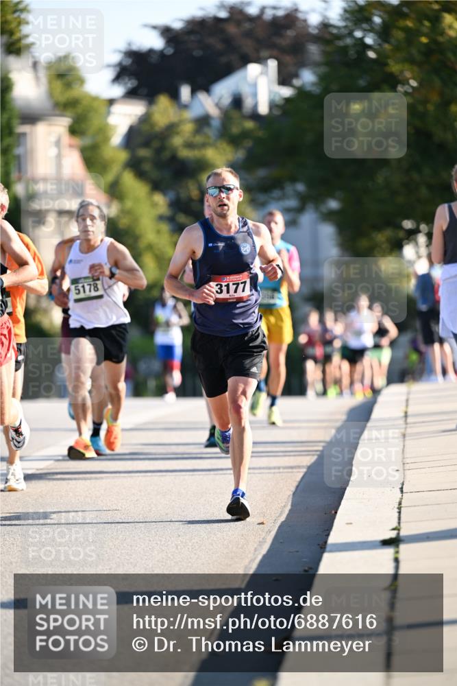 01.09.2024 - BARMER Alsterlauf Dr. Thomas Lammeyer http://msf.ph/oto/6887616 01.09.2024 09:21:00 Laufen 5178, 3177 meine-sportfotos.de