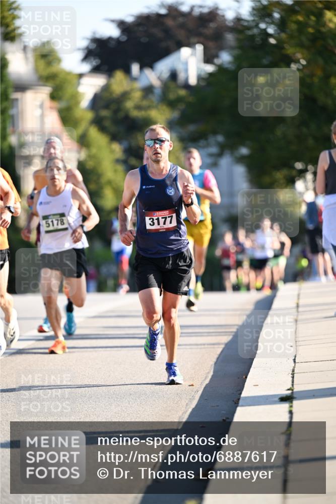 01.09.2024 - BARMER Alsterlauf Dr. Thomas Lammeyer http://msf.ph/oto/6887617 01.09.2024 09:21:00 Laufen 5178, 3177 meine-sportfotos.de