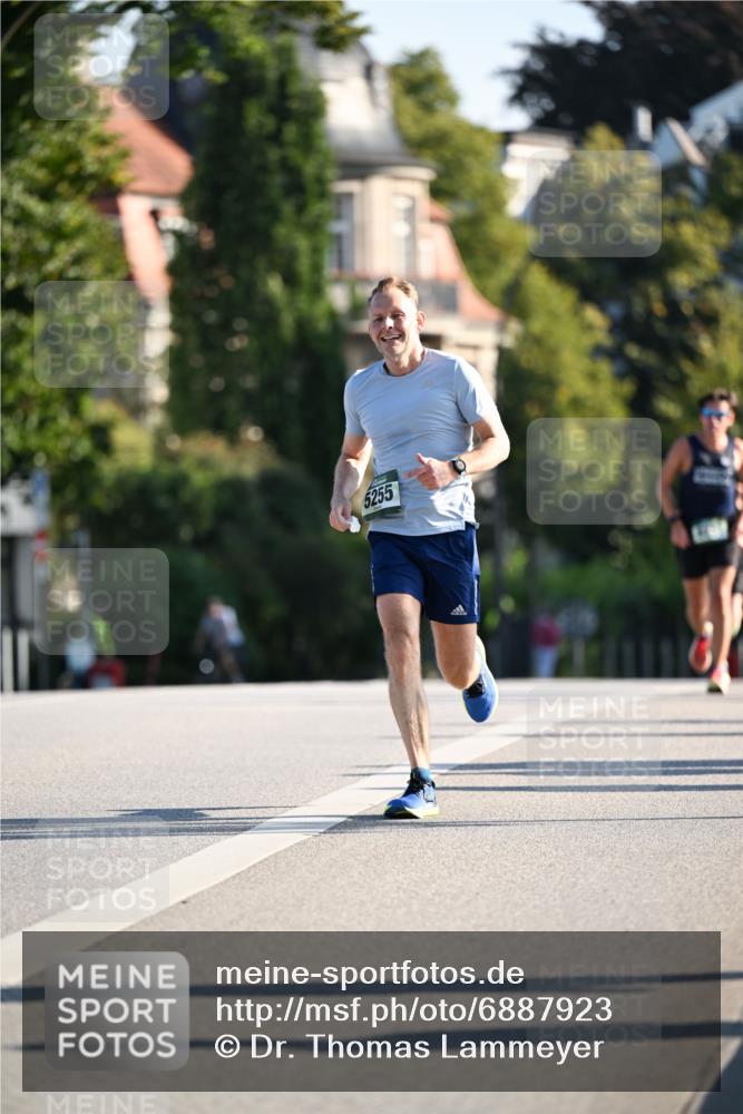 01.09.2024 - BARMER Alsterlauf Dr. Thomas Lammeyer http://msf.ph/oto/6887923 01.09.2024 09:22:10 Laufen 5255 meine-sportfotos.de