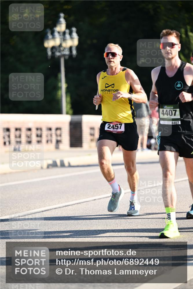 01.09.2024 - BARMER Alsterlauf Dr. Thomas Lammeyer http://msf.ph/oto/6892449 01.09.2024 09:24:49 Laufen 2457, 4407, 4407 meine-sportfotos.de