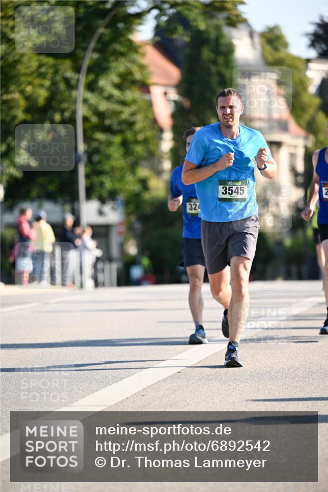01.09.2024 - BARMER Alsterlauf Dr. Thomas Lammeyer http://msf.ph/oto/6892542 01.09.2024 09:25:05 Laufen 324, 3545 meine-sportfotos.de