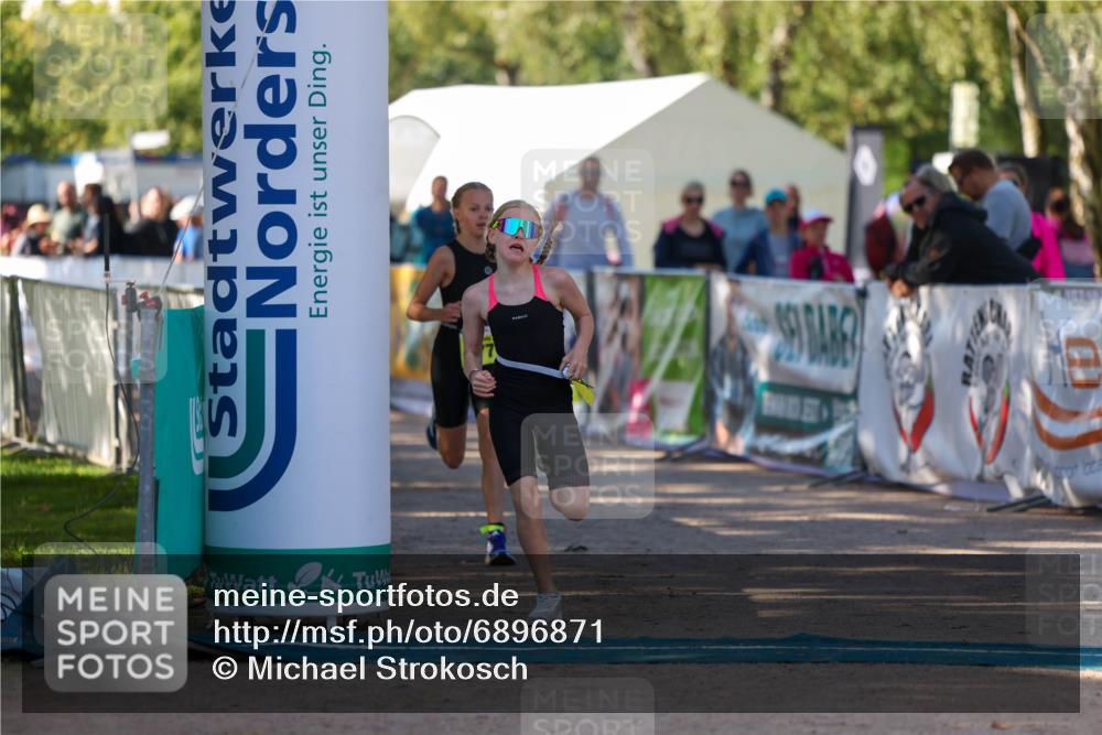 01.09.2024 - 17. Tribühne Triathlon Michael Strokosch http://msf.ph/oto/6896871 01.09.2024 09:50:17 Ziel 77, 104, 113 meine-sportfotos.de