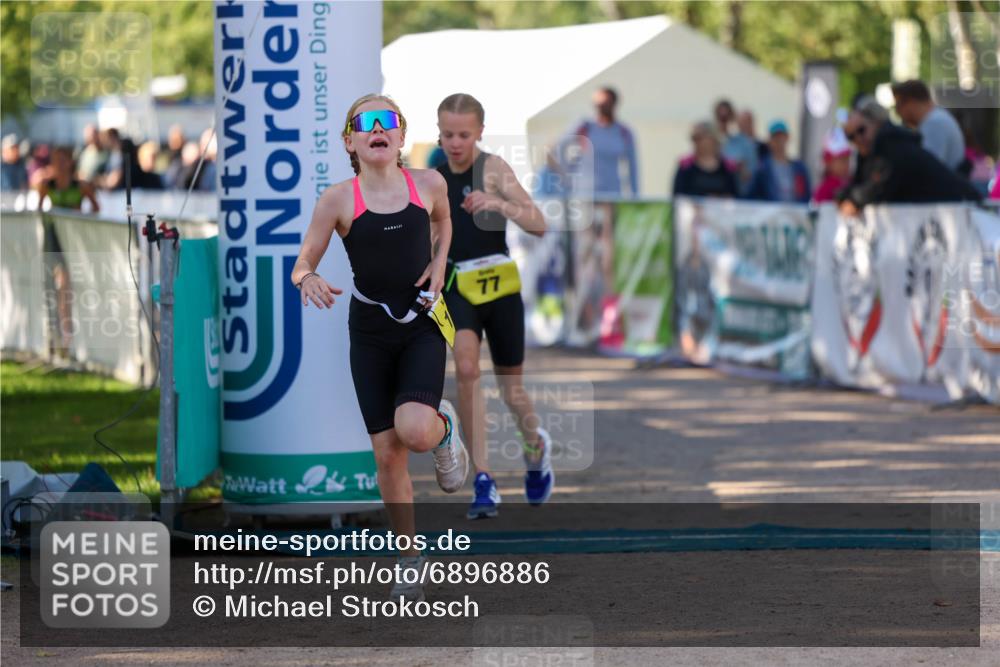 01.09.2024 - 17. Tribühne Triathlon Michael Strokosch http://msf.ph/oto/6896886 01.09.2024 09:50:18 Ziel 77, 104, 113 meine-sportfotos.de