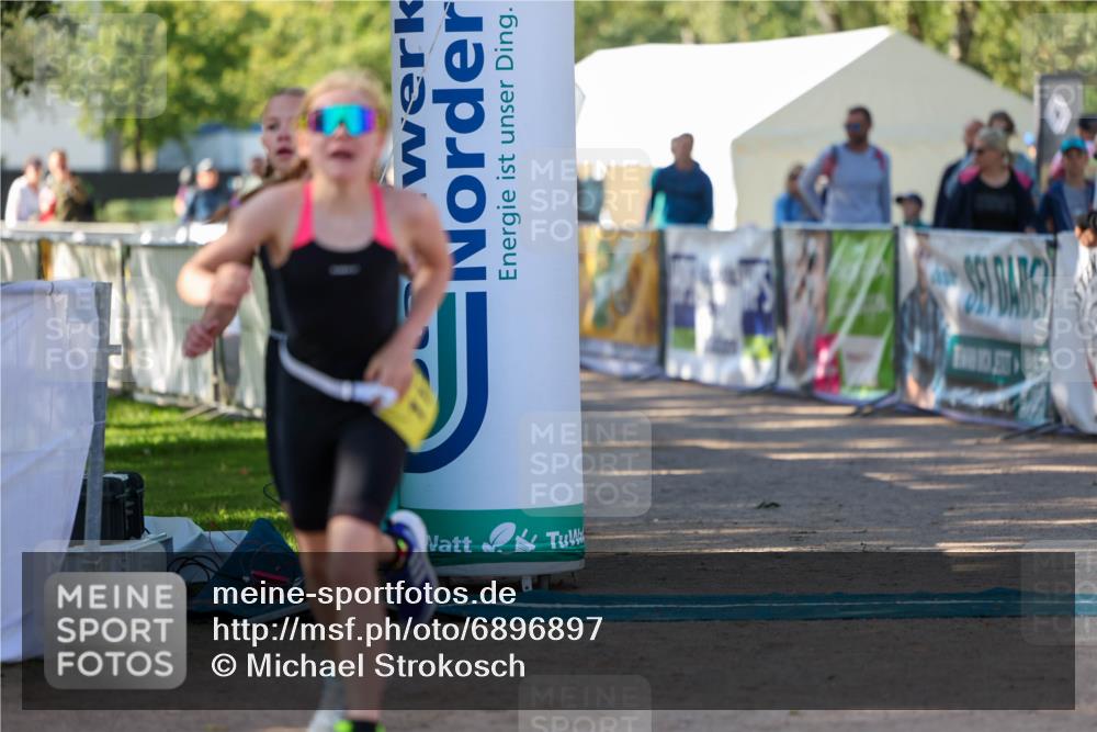 01.09.2024 - 17. Tribühne Triathlon Michael Strokosch http://msf.ph/oto/6896897 01.09.2024 09:50:19 Ziel 77, 104, 113 meine-sportfotos.de