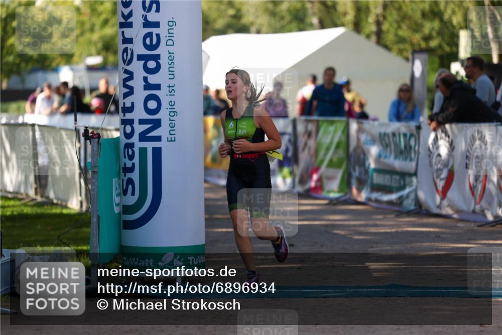 01.09.2024 - 17. Tribühne Triathlon Michael Strokosch http://msf.ph/oto/6896934 01.09.2024 09:50:24 Ziel 104 meine-sportfotos.de