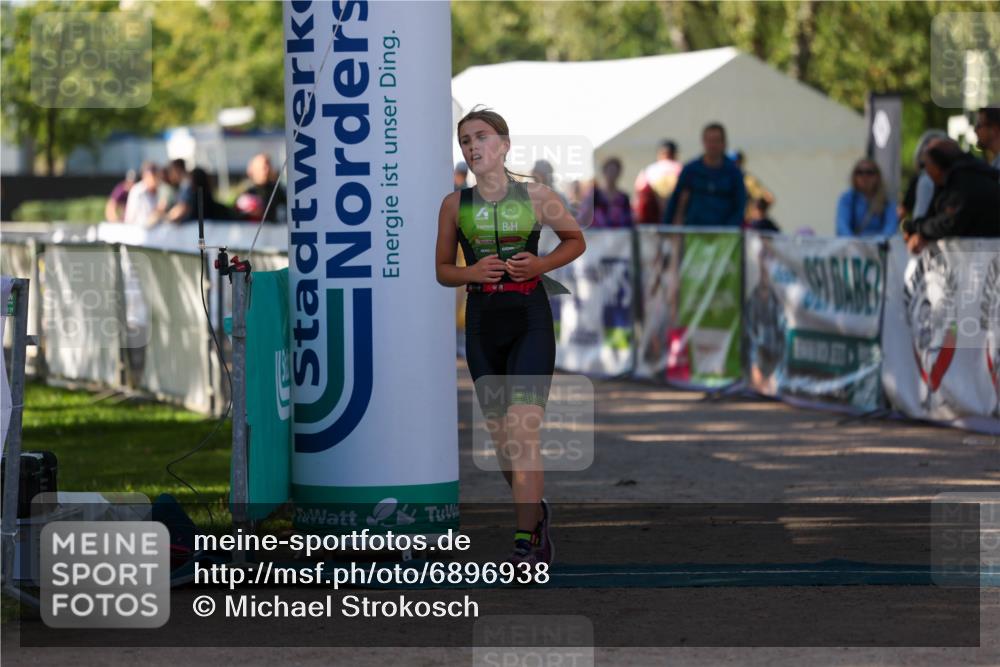01.09.2024 - 17. Tribühne Triathlon Michael Strokosch http://msf.ph/oto/6896938 01.09.2024 09:50:24 Ziel 104 meine-sportfotos.de