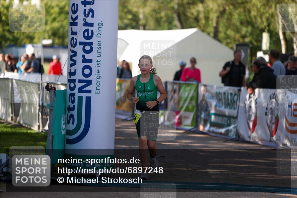 01.09.2024 - 17. Tribühne Triathlon Michael Strokosch http://msf.ph/oto/6897248 01.09.2024 09:51:30 Ziel 124 meine-sportfotos.de