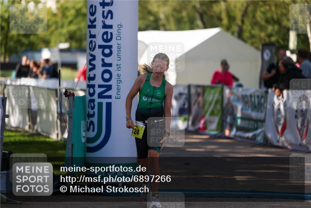 01.09.2024 - 17. Tribühne Triathlon Michael Strokosch http://msf.ph/oto/6897266 01.09.2024 09:51:30 Ziel 124 meine-sportfotos.de