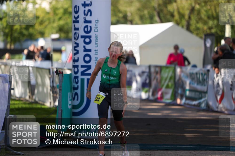 01.09.2024 - 17. Tribühne Triathlon Michael Strokosch http://msf.ph/oto/6897272 01.09.2024 09:51:31 Ziel 124 meine-sportfotos.de