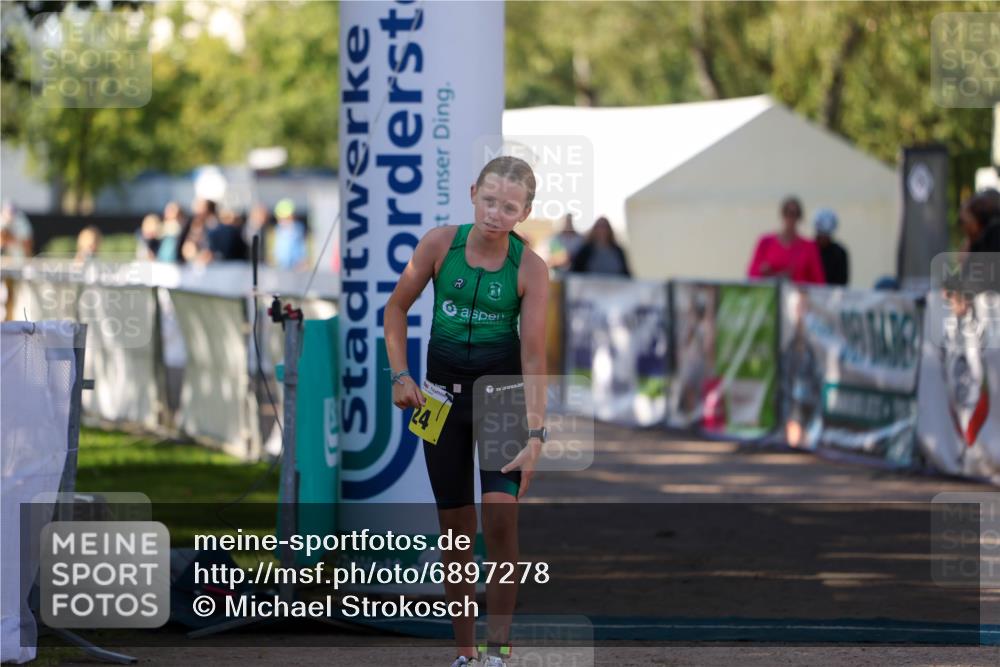 01.09.2024 - 17. Tribühne Triathlon Michael Strokosch http://msf.ph/oto/6897278 01.09.2024 09:51:31 Ziel 124 meine-sportfotos.de