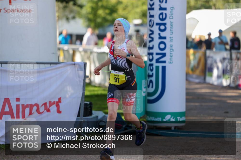 01.09.2024 - 17. Tribühne Triathlon Michael Strokosch http://msf.ph/oto/6897366 01.09.2024 09:51:53 Ziel 97 meine-sportfotos.de
