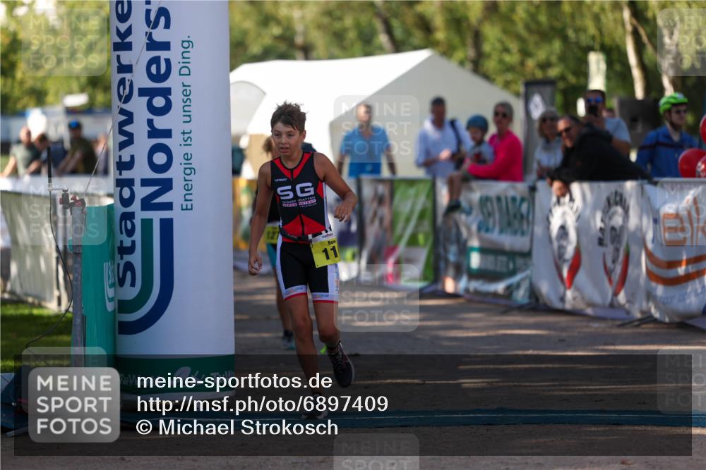 01.09.2024 - 17. Tribühne Triathlon Michael Strokosch http://msf.ph/oto/6897409 01.09.2024 09:52:10 Ziel 110, 127 meine-sportfotos.de