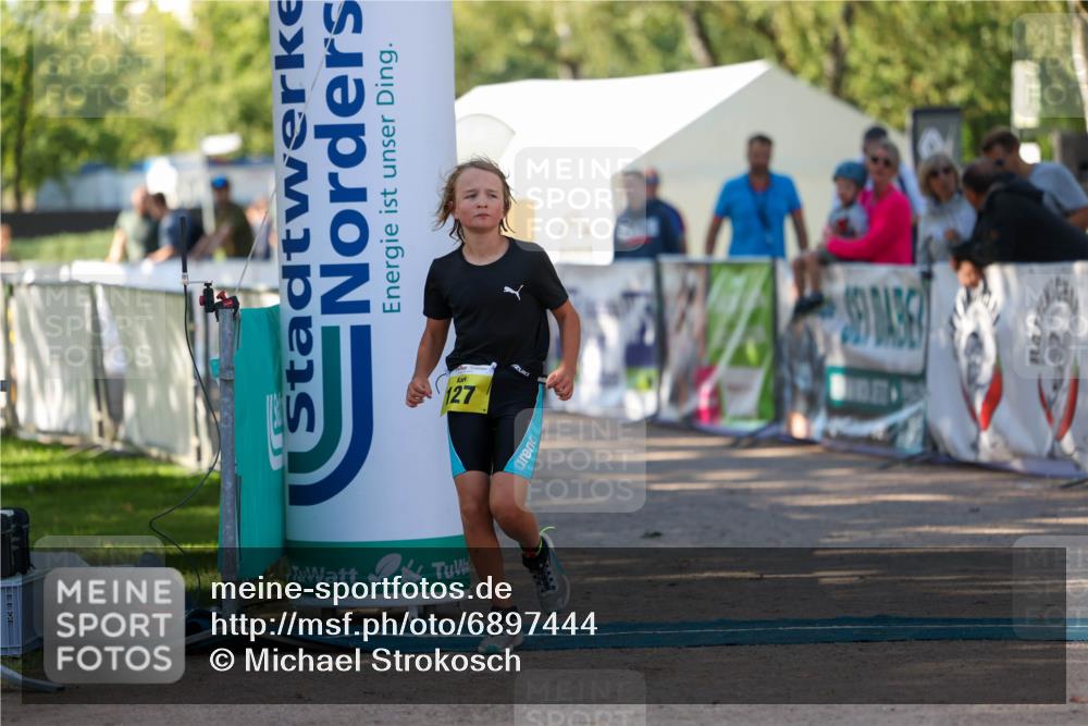01.09.2024 - 17. Tribühne Triathlon Michael Strokosch http://msf.ph/oto/6897444 01.09.2024 09:52:12 Ziel 110, 127 meine-sportfotos.de