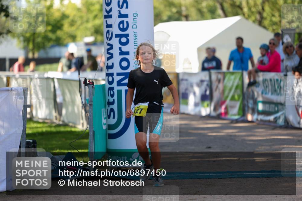 01.09.2024 - 17. Tribühne Triathlon Michael Strokosch http://msf.ph/oto/6897450 01.09.2024 09:52:12 Ziel 110, 127 meine-sportfotos.de