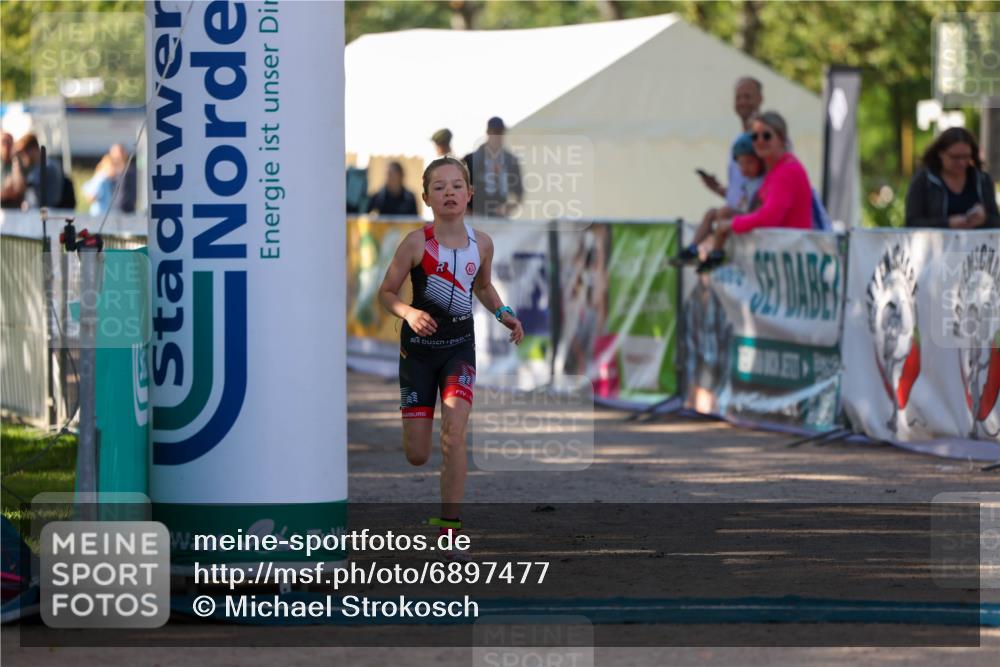 01.09.2024 - 17. Tribühne Triathlon Michael Strokosch http://msf.ph/oto/6897477 01.09.2024 09:52:47 Ziel 121 meine-sportfotos.de