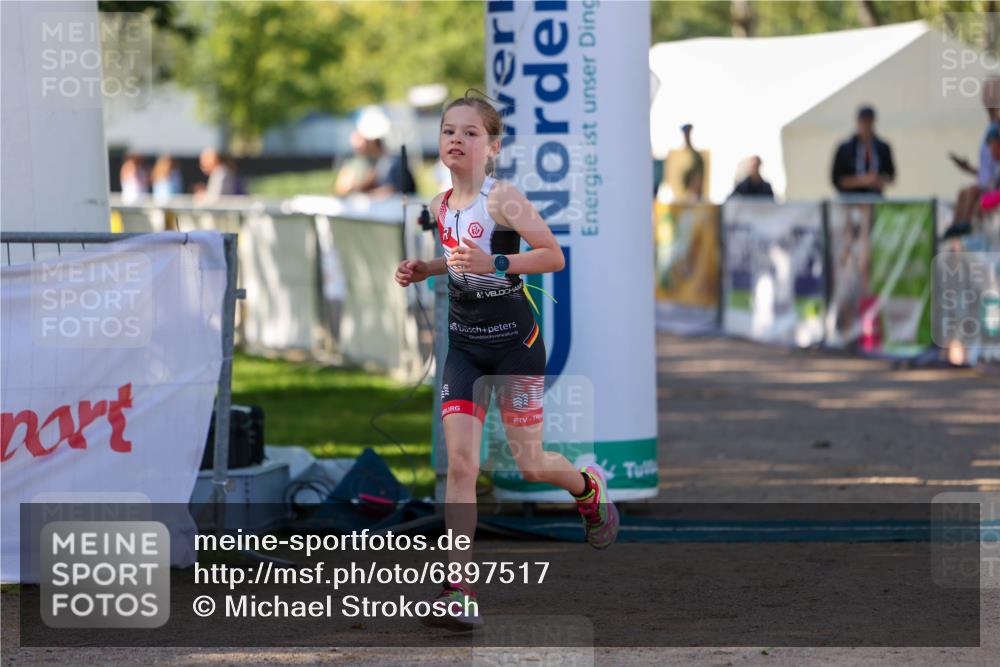 01.09.2024 - 17. Tribühne Triathlon Michael Strokosch http://msf.ph/oto/6897517 01.09.2024 09:52:49 Ziel 121 meine-sportfotos.de