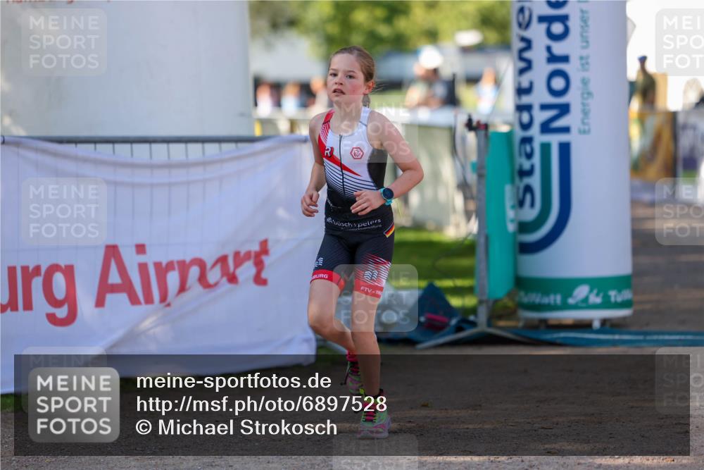 01.09.2024 - 17. Tribühne Triathlon Michael Strokosch http://msf.ph/oto/6897528 01.09.2024 09:52:49 Ziel 121 meine-sportfotos.de