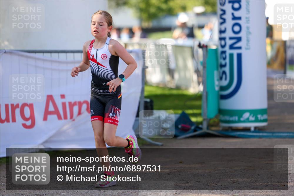 01.09.2024 - 17. Tribühne Triathlon Michael Strokosch http://msf.ph/oto/6897531 01.09.2024 09:52:49 Ziel 121 meine-sportfotos.de