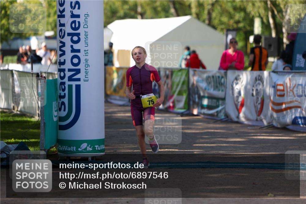 01.09.2024 - 17. Tribühne Triathlon Michael Strokosch http://msf.ph/oto/6897546 01.09.2024 09:53:57 Ziel 75 meine-sportfotos.de