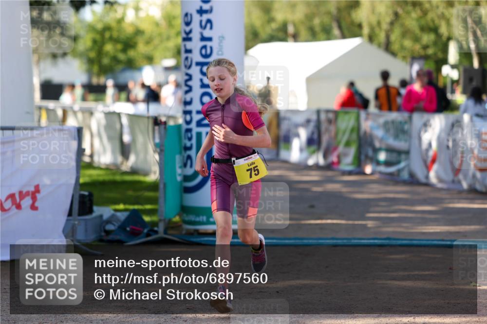 01.09.2024 - 17. Tribühne Triathlon Michael Strokosch http://msf.ph/oto/6897560 01.09.2024 09:53:58 Ziel 75 meine-sportfotos.de