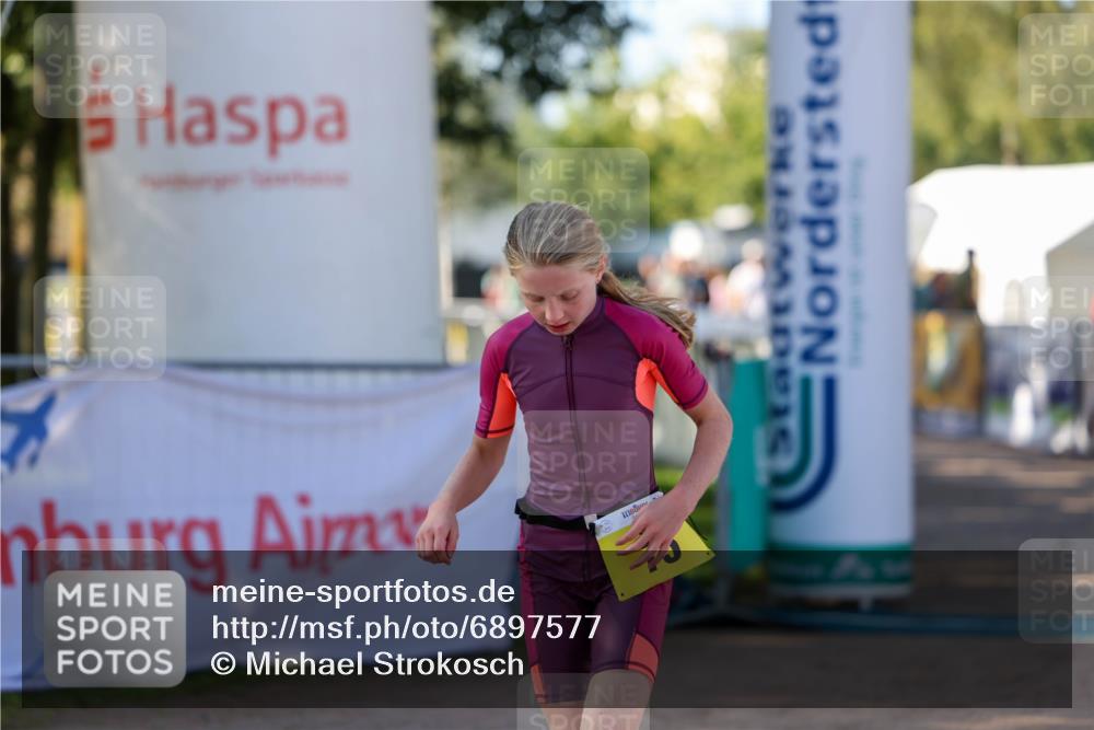 01.09.2024 - 17. Tribühne Triathlon Michael Strokosch http://msf.ph/oto/6897577 01.09.2024 09:53:59 Ziel 75 meine-sportfotos.de