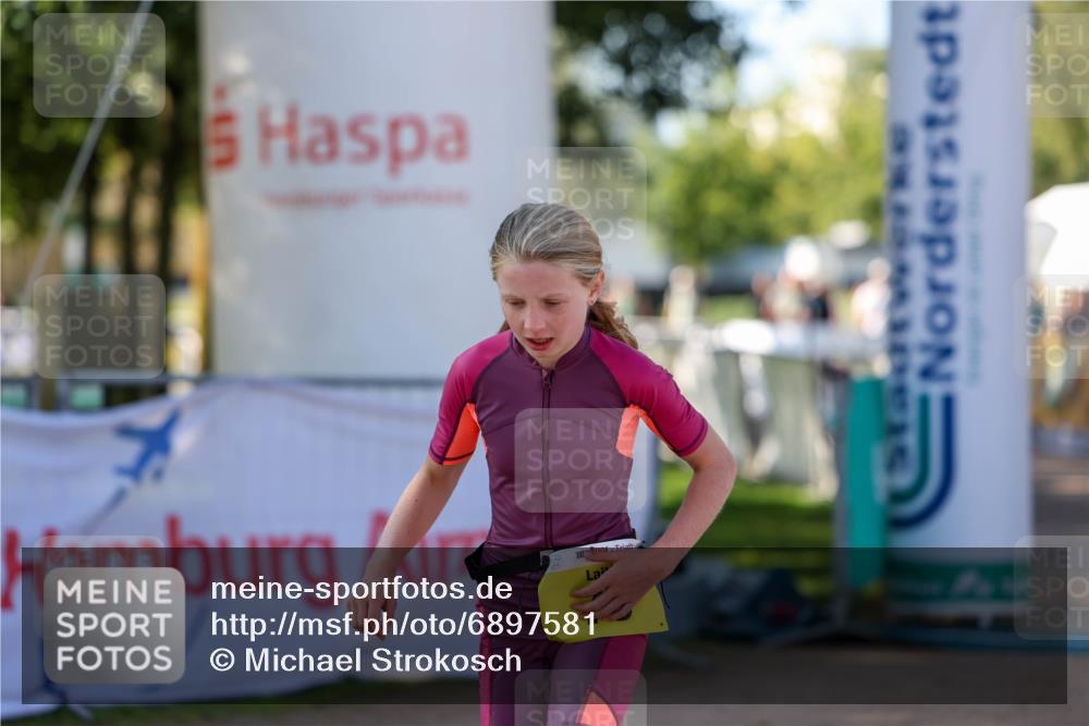 01.09.2024 - 17. Tribühne Triathlon Michael Strokosch http://msf.ph/oto/6897581 01.09.2024 09:53:59 Ziel 75 meine-sportfotos.de