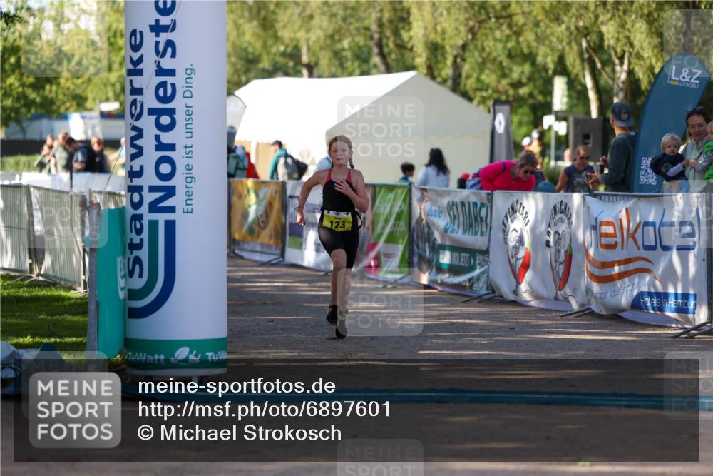 01.09.2024 - 17. Tribühne Triathlon Michael Strokosch http://msf.ph/oto/6897601 01.09.2024 09:54:05 Ziel 123 meine-sportfotos.de