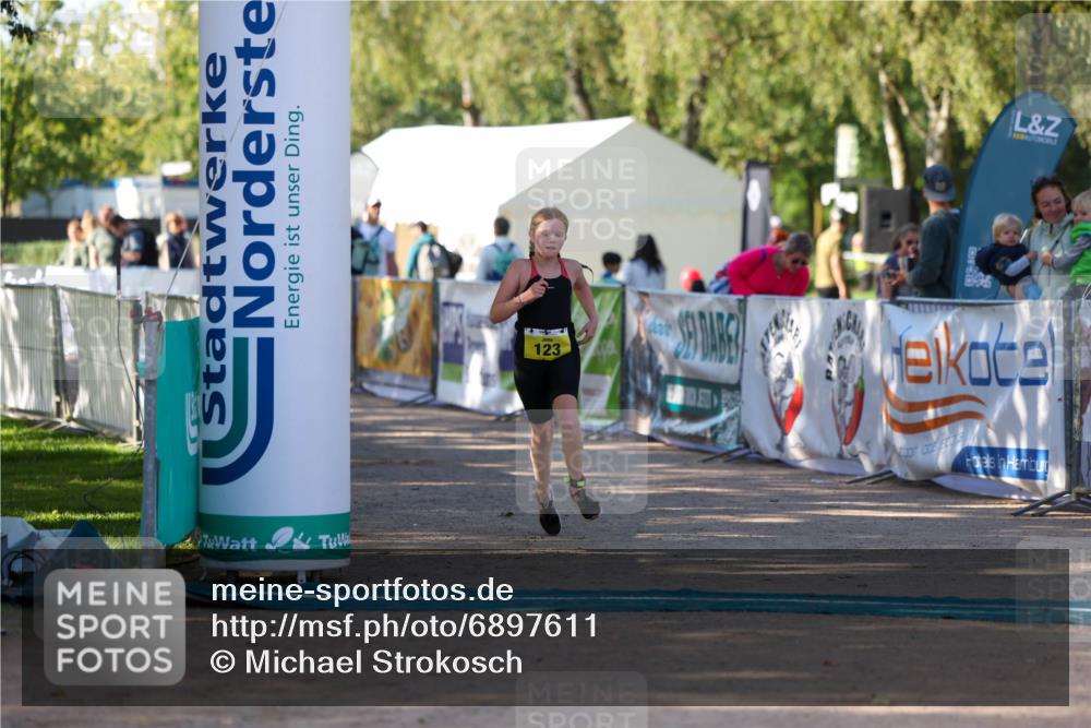 01.09.2024 - 17. Tribühne Triathlon Michael Strokosch http://msf.ph/oto/6897611 01.09.2024 09:54:06 Ziel 123 meine-sportfotos.de