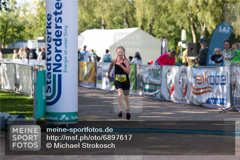 01.09.2024 - 17. Tribühne Triathlon Michael Strokosch http://msf.ph/oto/6897617 01.09.2024 09:54:06 Ziel 123 meine-sportfotos.de