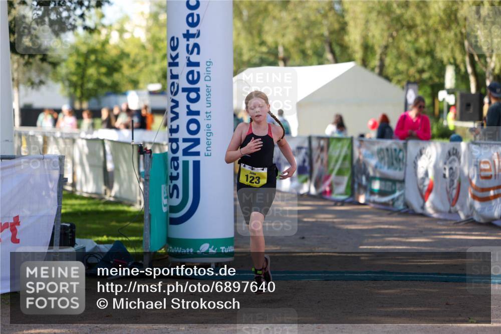 01.09.2024 - 17. Tribühne Triathlon Michael Strokosch http://msf.ph/oto/6897640 01.09.2024 09:54:07 Ziel 123 meine-sportfotos.de