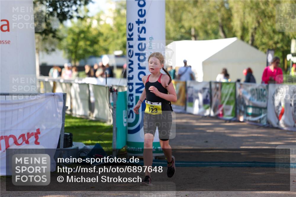01.09.2024 - 17. Tribühne Triathlon Michael Strokosch http://msf.ph/oto/6897648 01.09.2024 09:54:07 Ziel 123 meine-sportfotos.de