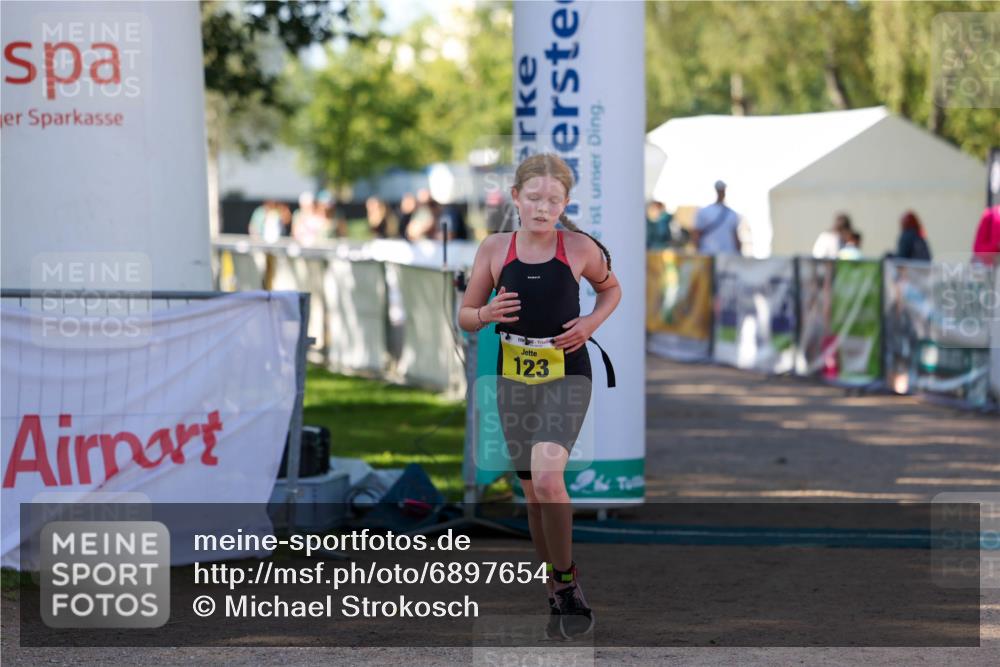 01.09.2024 - 17. Tribühne Triathlon Michael Strokosch http://msf.ph/oto/6897654 01.09.2024 09:54:08 Ziel 123 meine-sportfotos.de