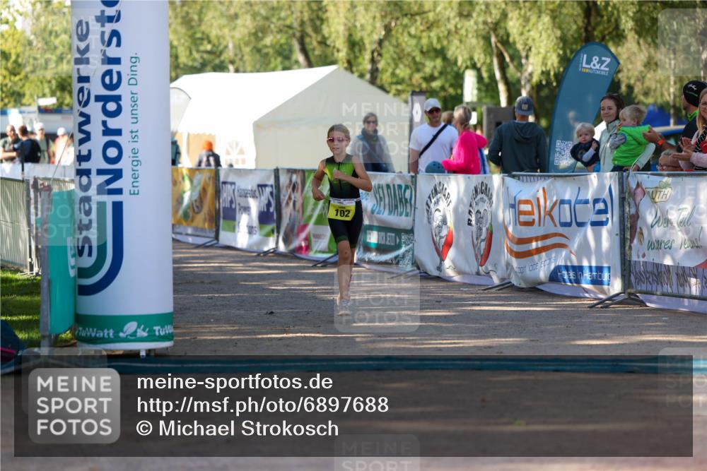 01.09.2024 - 17. Tribühne Triathlon Michael Strokosch http://msf.ph/oto/6897688 01.09.2024 09:54:19 Ziel 102 meine-sportfotos.de