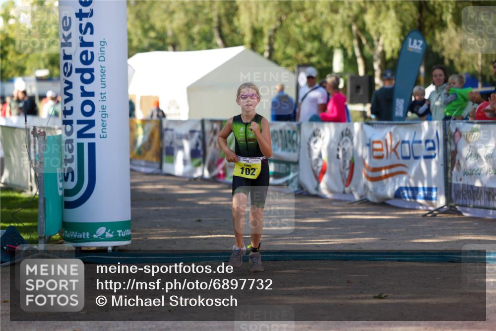 01.09.2024 - 17. Tribühne Triathlon Michael Strokosch http://msf.ph/oto/6897732 01.09.2024 09:54:21 Ziel 102 meine-sportfotos.de