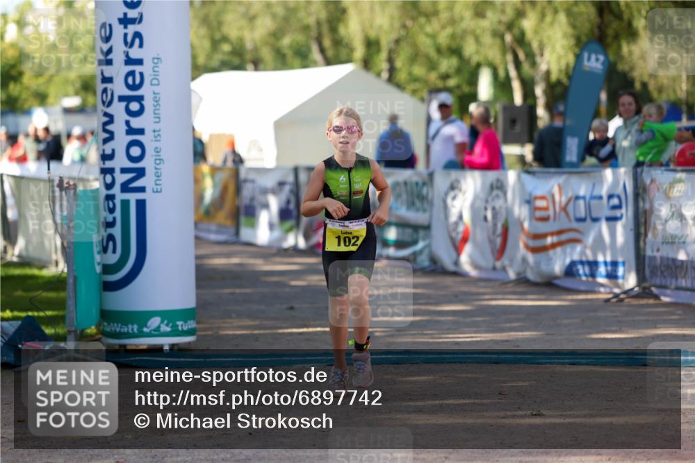01.09.2024 - 17. Tribühne Triathlon Michael Strokosch http://msf.ph/oto/6897742 01.09.2024 09:54:21 Ziel 102 meine-sportfotos.de